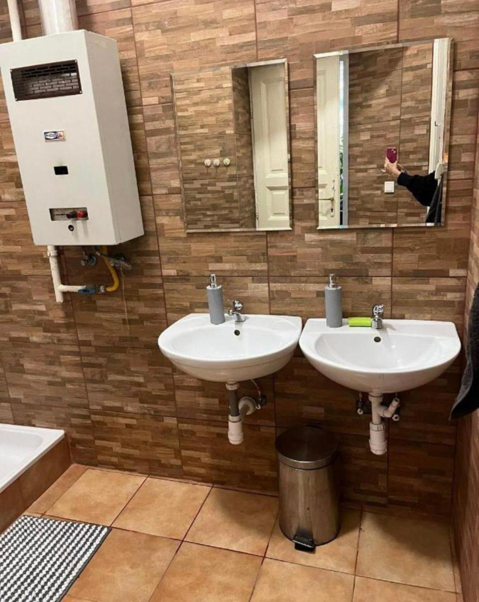 Doxie Rooms And Beds Budapest Esterno foto